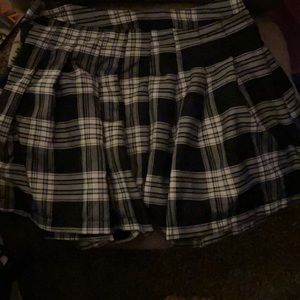 Plaid pleated skirt black and white